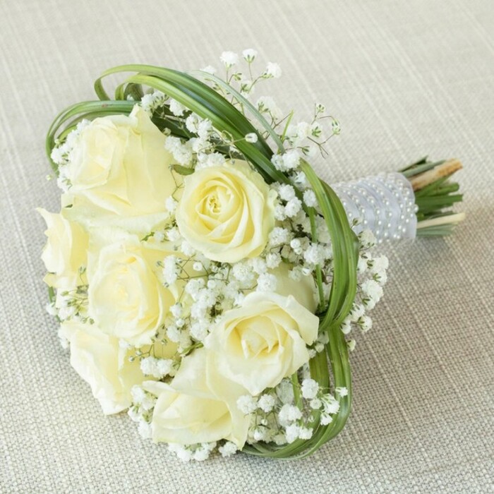 WHITE WONDERS BRIDESMAID BOUQUET